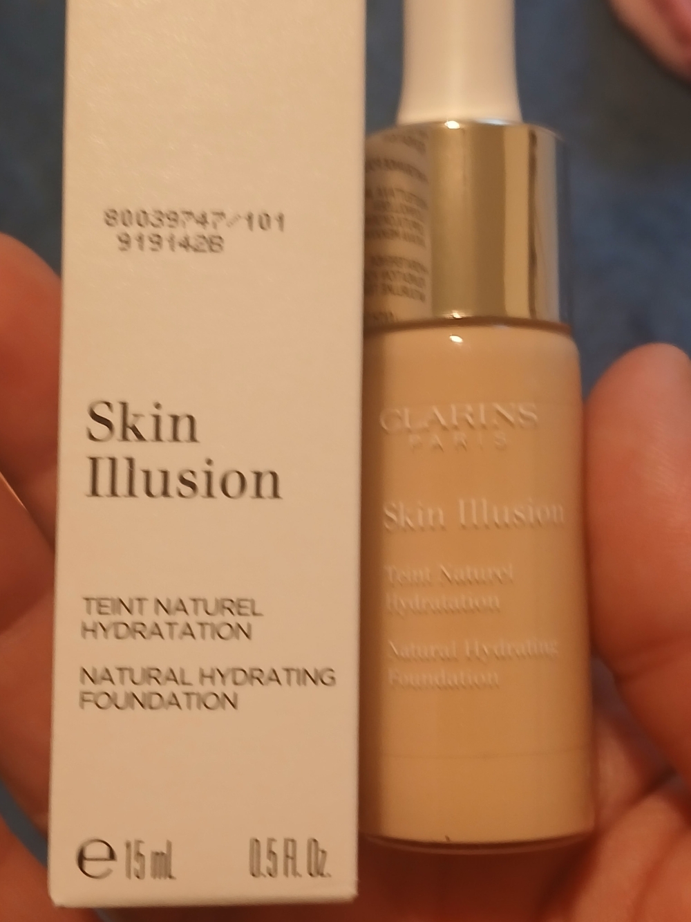 Clarins Skin Illusion Hydrating Foundation - Light Beige Tone